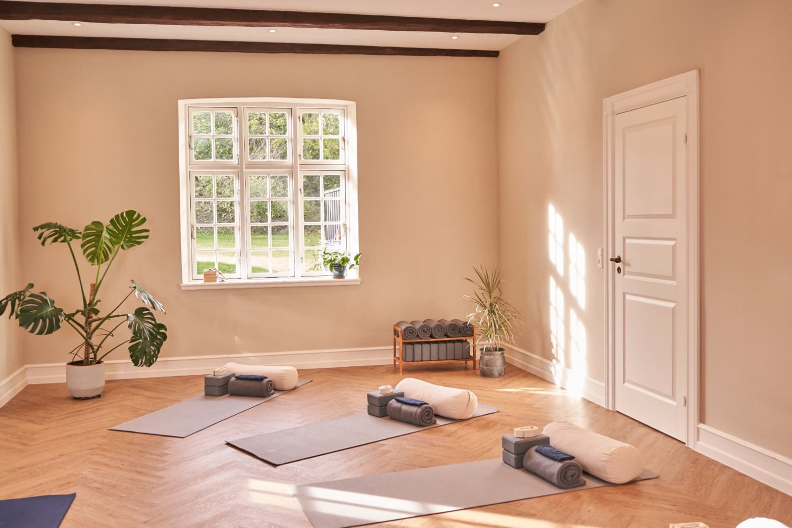 Yogasalen med måtter klar og lys fra haven